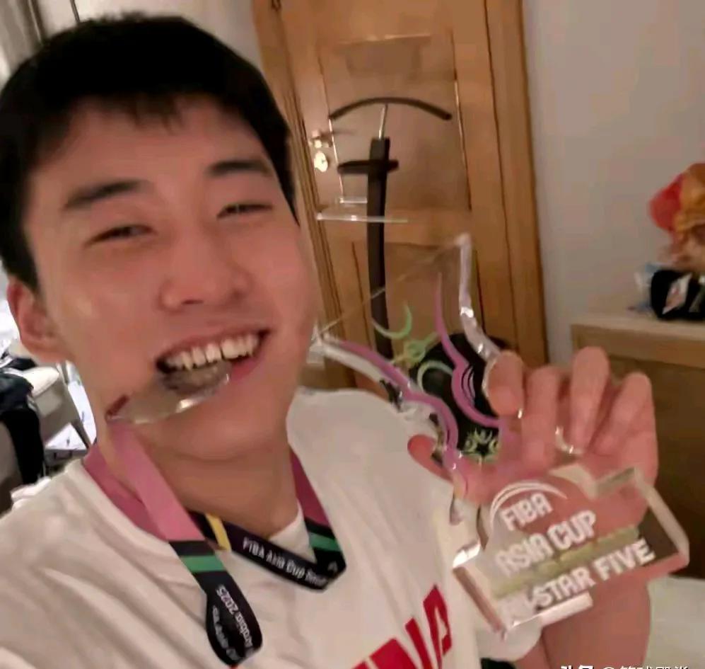 王俊杰这个假期收获满满，被戏称为（最强暑假工）。
这也是王俊杰实力的体现，这也说