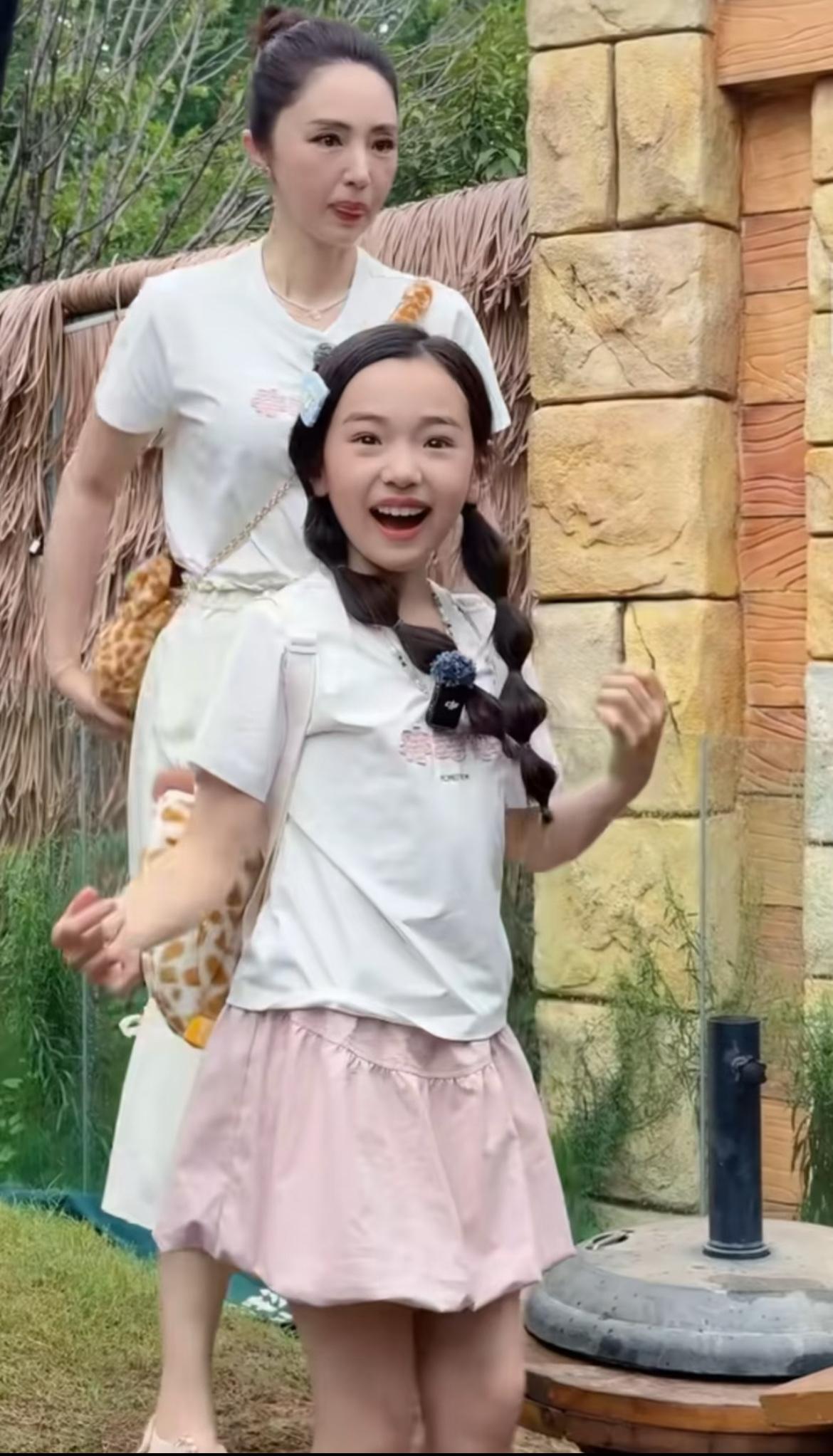 都是离异带娃的大美人，董璇能不能学学张雨绮，自信一点：姐又美又有钱，能娶到我是弟