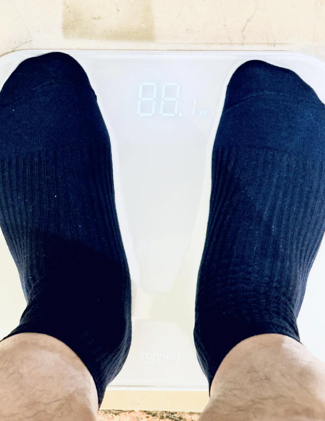 南京｜看看体重，可以吃点儿吧
介绍一个小叔叔 饭量有点大 吃饱了还想吃 黑袜 想