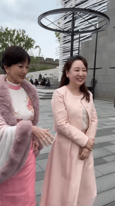 赵雅芝关凌热聊72岁的赵雅芝状态 女神同框太养眼，赵雅芝状态能打，笑容温柔有感染