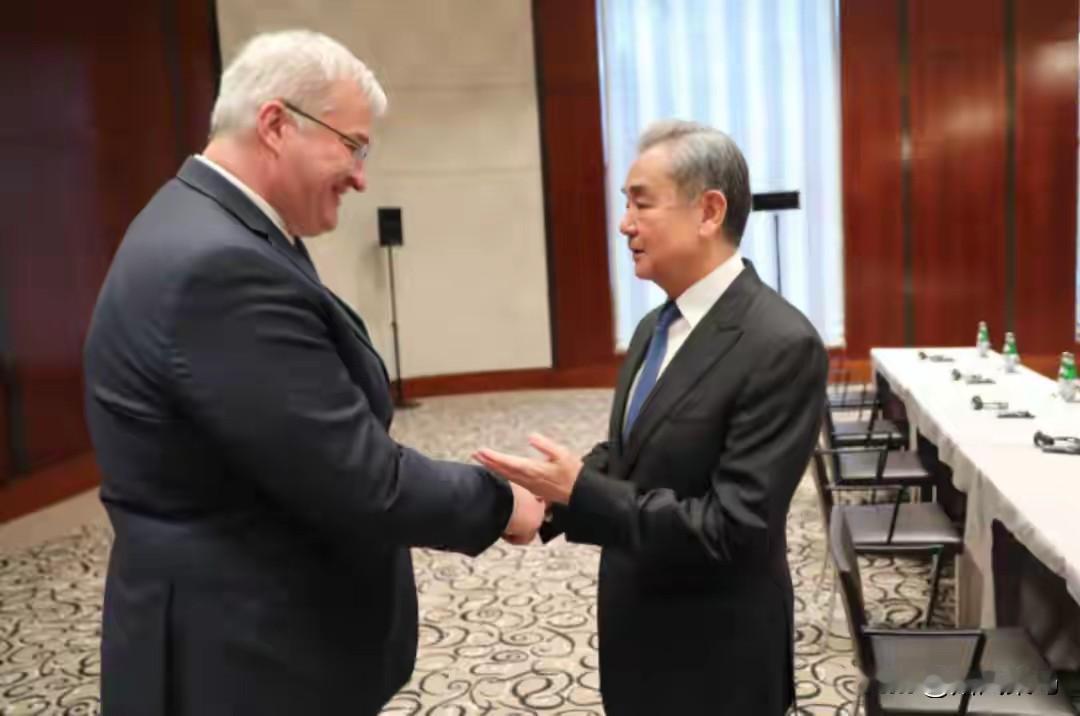 慕尼黑会场，乌克兰外长当面致谢中国，信号很直白。中国不拱火、不站队，只送民生急需