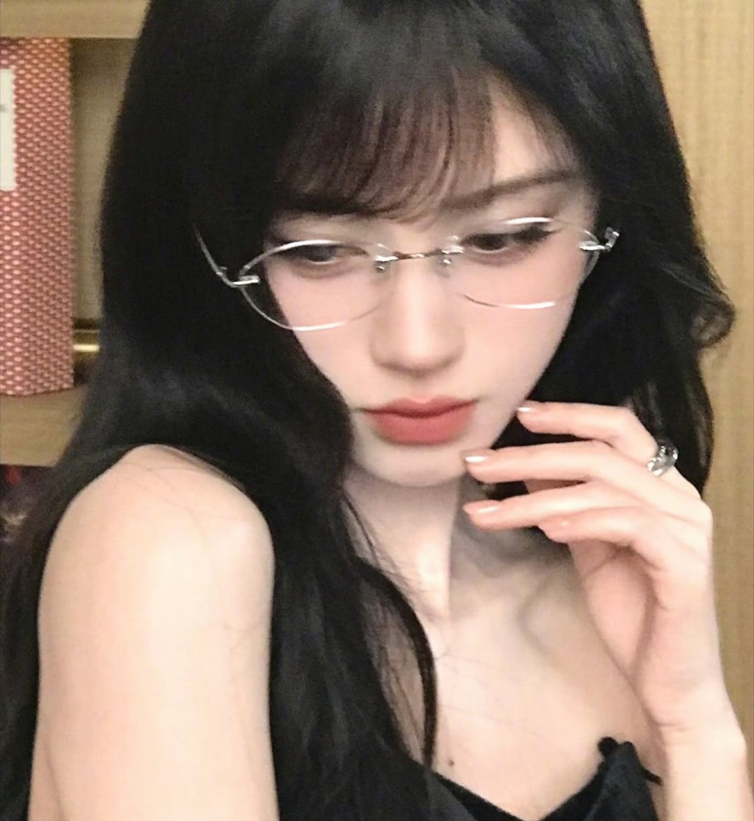 鞠婧祎[超话] jjy鞠婧祎苏绿夏 jjy鞠婧祎万花世界 “躲不住恶意就向前跑吧