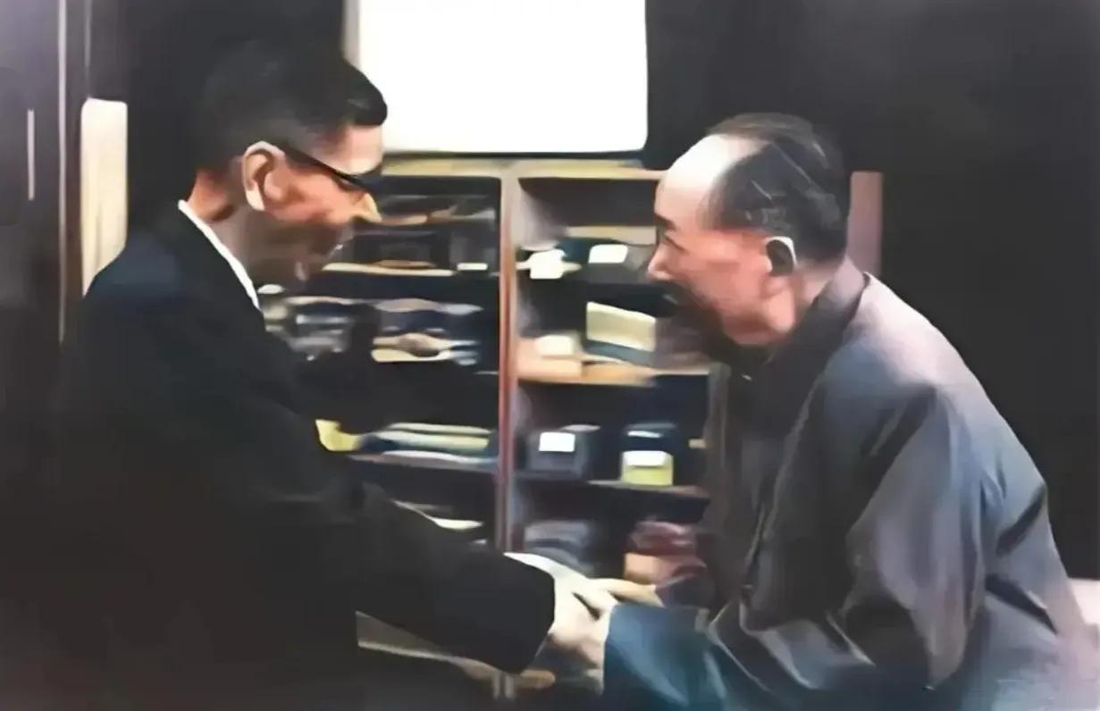 毛主席和李振翩合影时，看他恭敬的姿势，就知道此人也是大有来头。

毛主席与李振翩