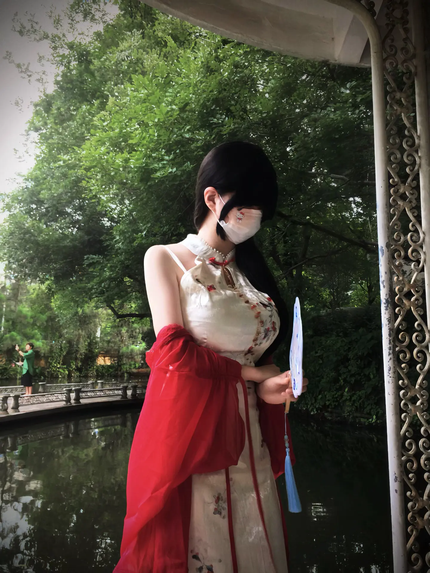 一瞬间 爱蛹成茧.
