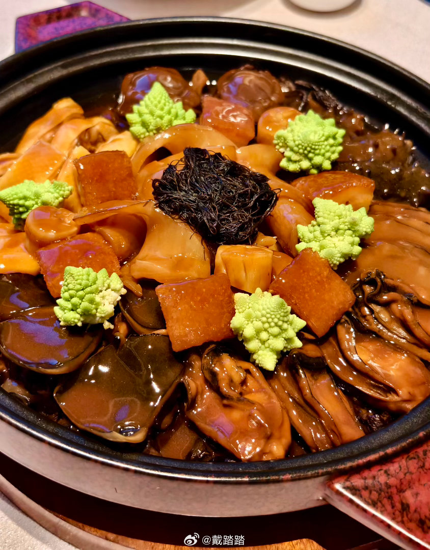 把马冈鹅吃个明白！25天龄的乳鹅腿是彤堂序的独家限量 鹅舌一盘爽脆鲜嫩；90天龄