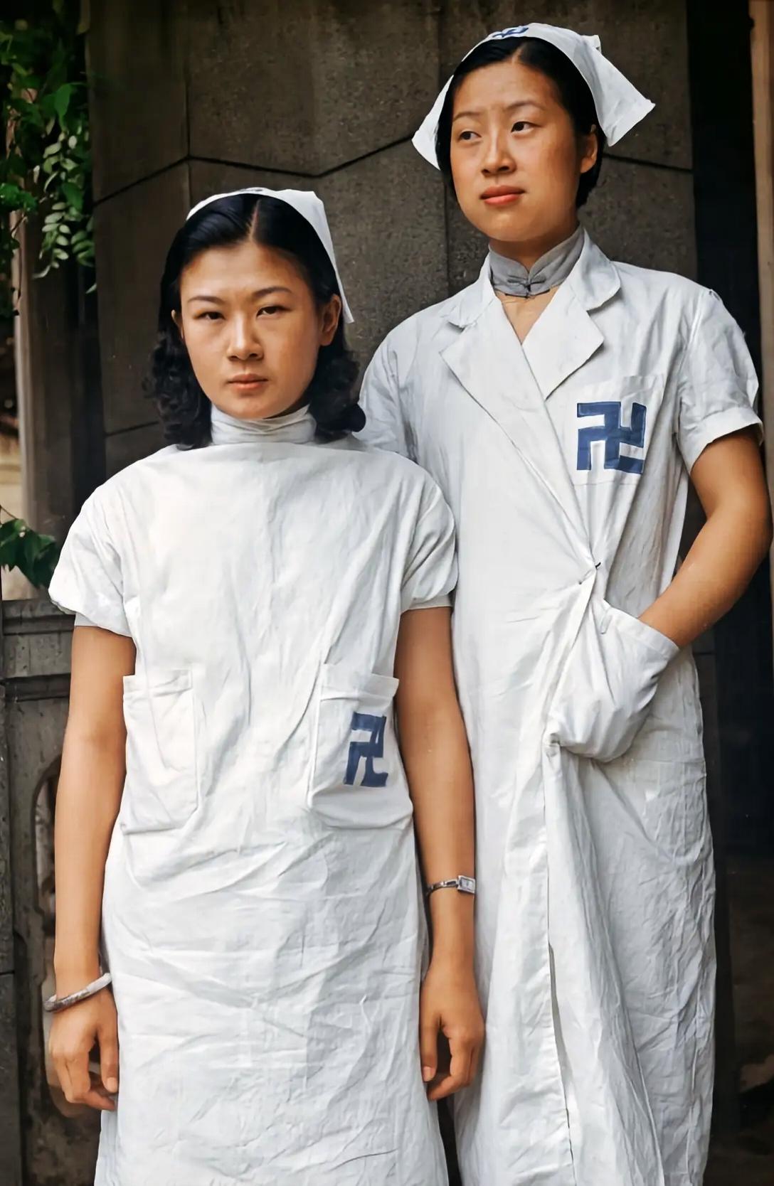 这是抗战时期的护士女兵。她们两个人身穿白大褂，头戴白毛巾，柳叶眉，樱桃小嘴，一头