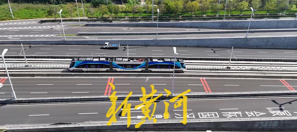 4月2日中午，济南轨道交通济阳线济南东站候车处，阳光正好，照得人微微眯起眼睛，甚