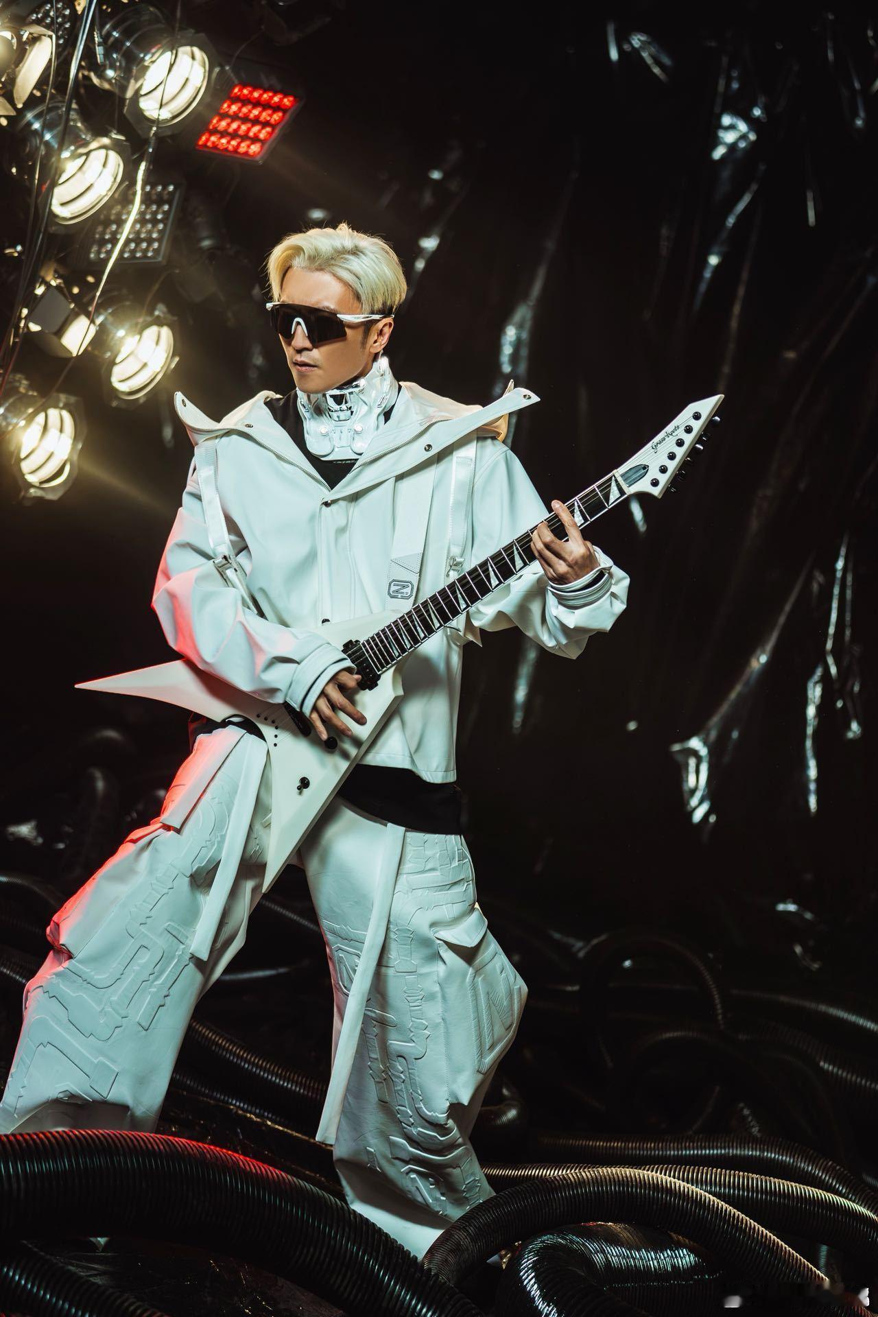 谢霆锋我跟可爱没关系 谁能想到高冷酷哥被调侃像学生，还认真反驳，越否认可爱反而越