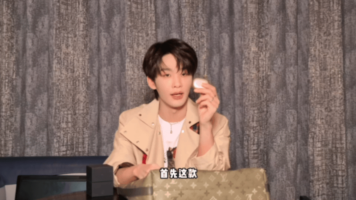 王赫野有好货不早说看完翻包才知道他有多会挑耳机：一副主打“嘈杂环境也要好好听歌”