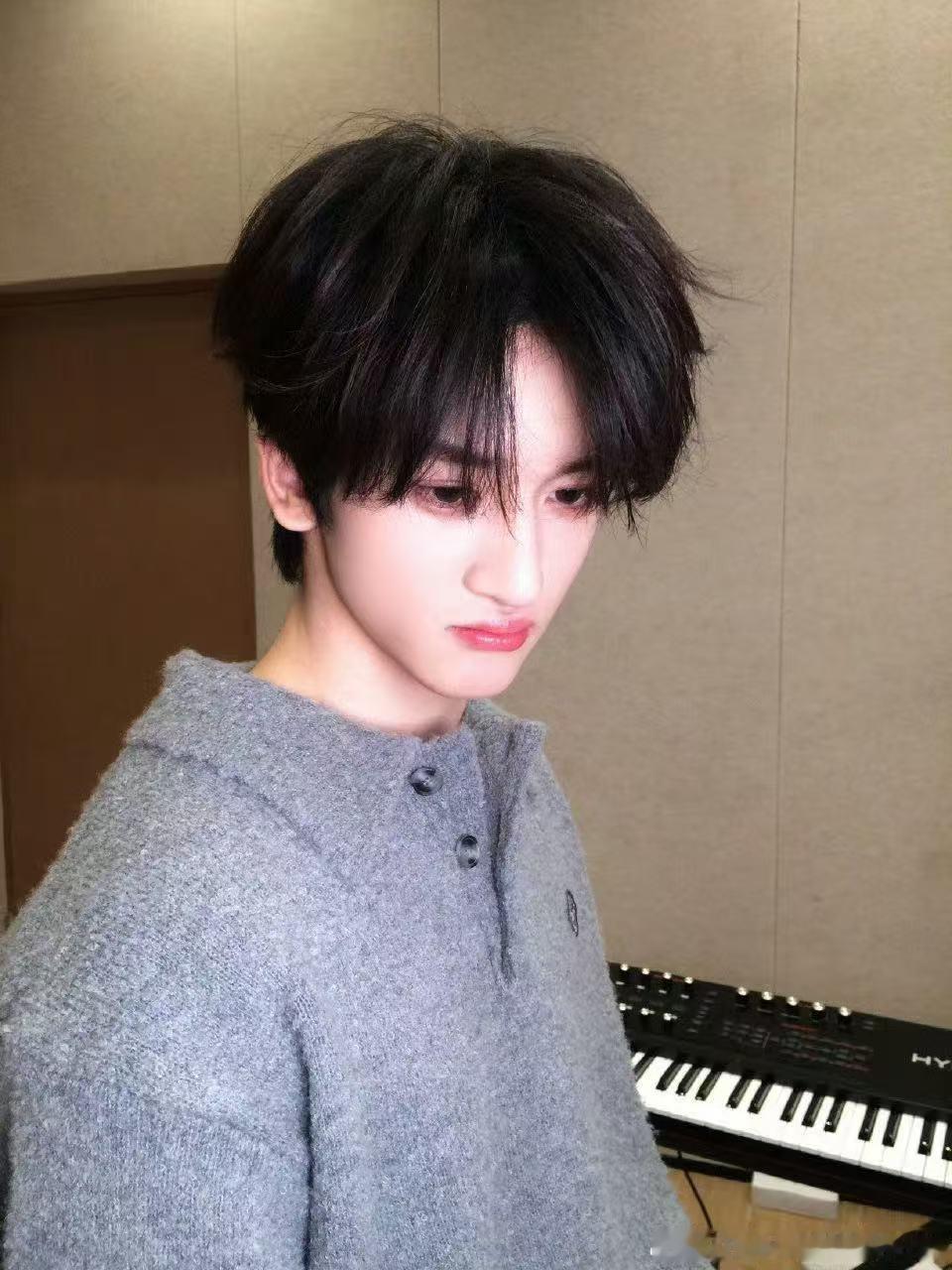 邓佳鑫演爸妈吵架时的我 邓佳鑫这波直接演我本人，面对前辈们的意见分歧，像极了夹在