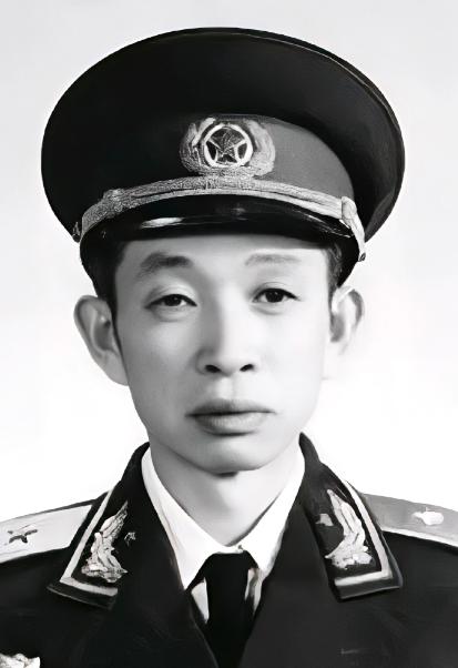 1943年秋，一个侦察员满头大汗地跑到旅长王必成面前，说："旅长，不好了，上个月