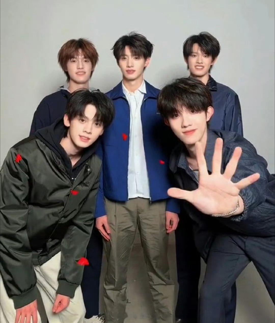 登陆少年这个组合要去米兰大秀了，也是走出国门了啊，这五位少年，不知道谁的时尚度最