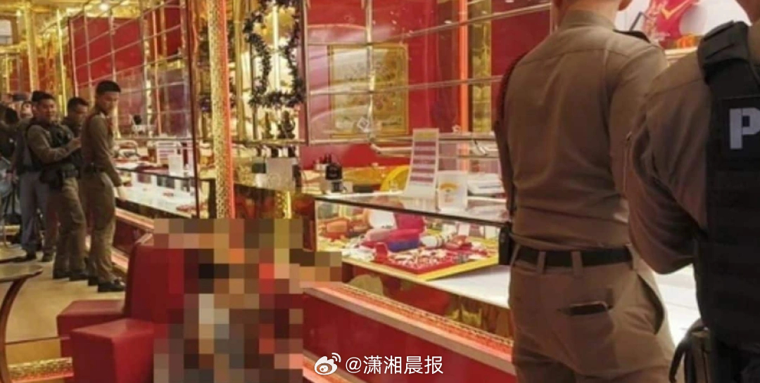 【】近日，泰国乌隆他尼府发生一起惊心动魄的金店枪击案：一名男子持假金项链行骗未成