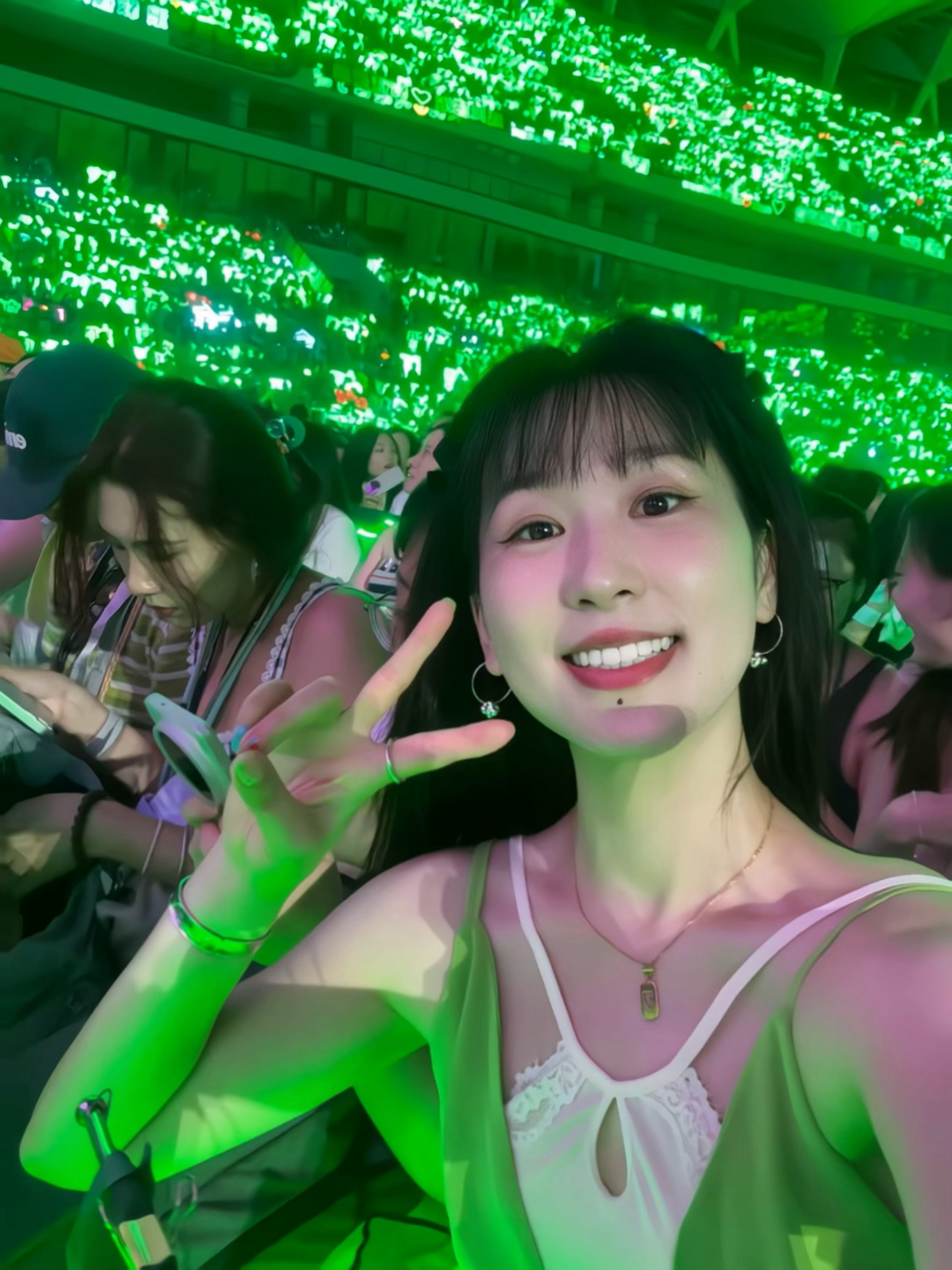 在家构思好的 要拍演唱会转场 要自拍和成毅合影 要拿彩带…结果…见到成毅激动的全