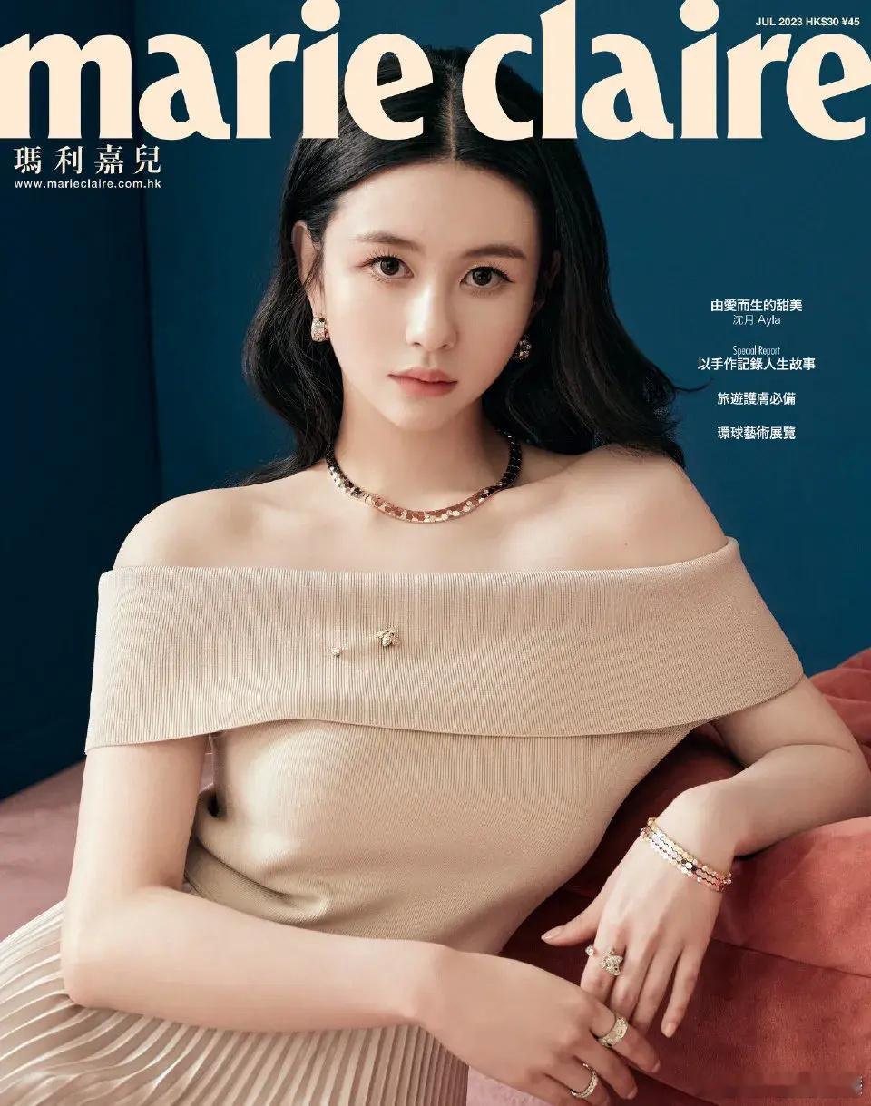 邱淑贞女儿沈月杂志封面！整个人透着文静优雅，满满的高级感，但还是妈妈邱淑贞更有气