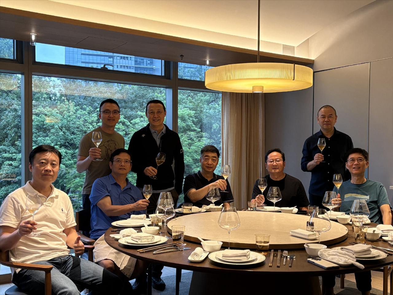 6月30日，但斌发文：“和华赛艇队一众企业家好友小聚围坐，举杯闲谈。”据了解，华