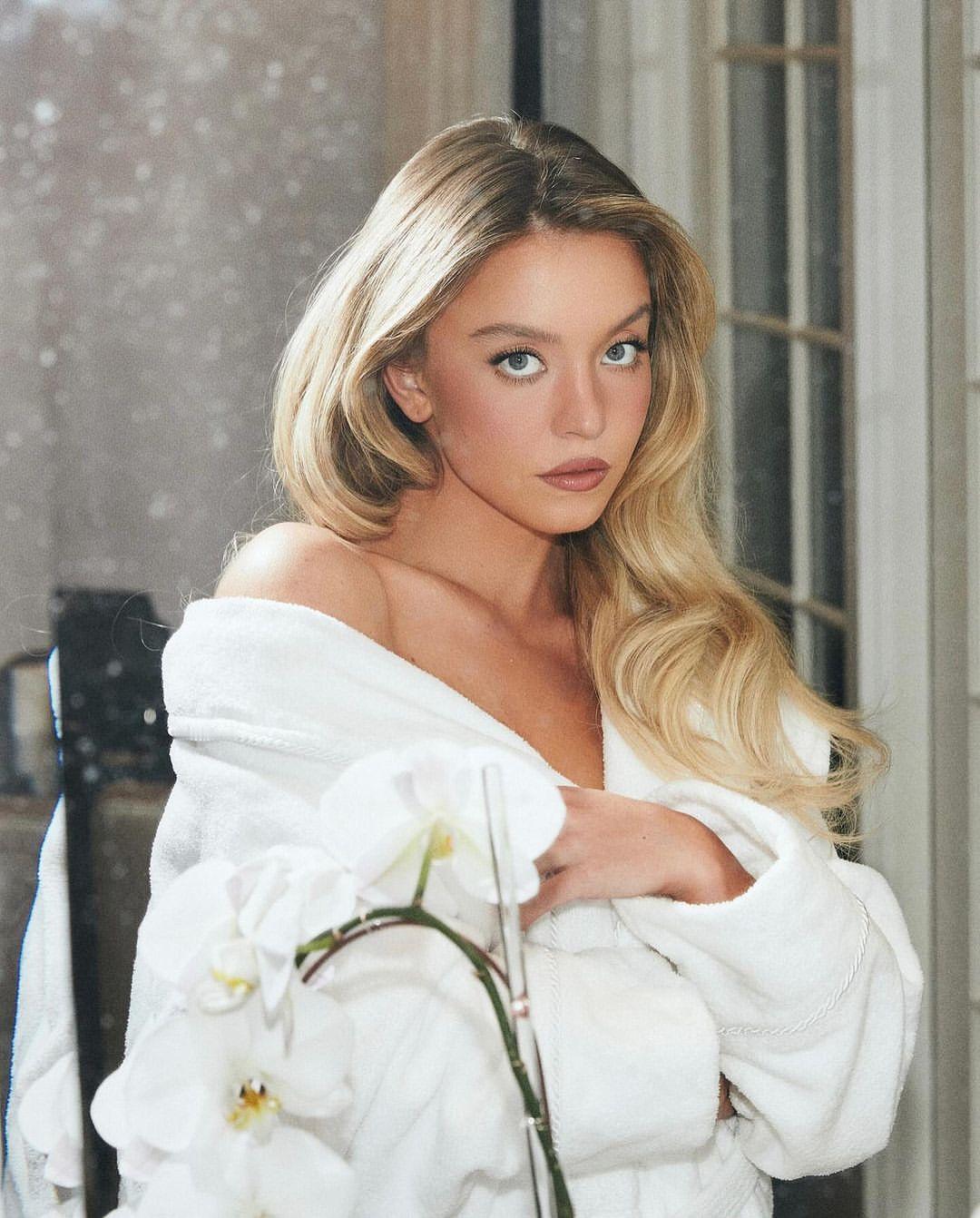 Sydney Sweeney 亮相蜘蛛夫人洛杉矶首映礼幕后美照，金发芭比。 ​​
