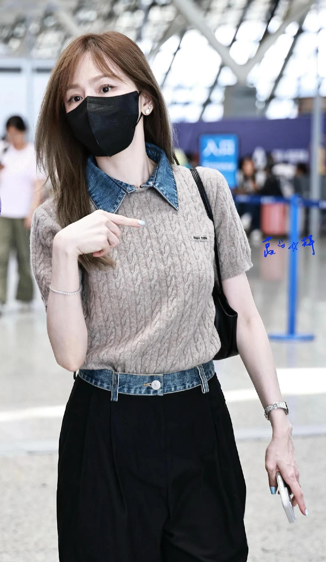 王心凌私服太适合小个子参考！
假两件牛仔领针织上衣+高腰黑阔腿裤，优化身材比例。