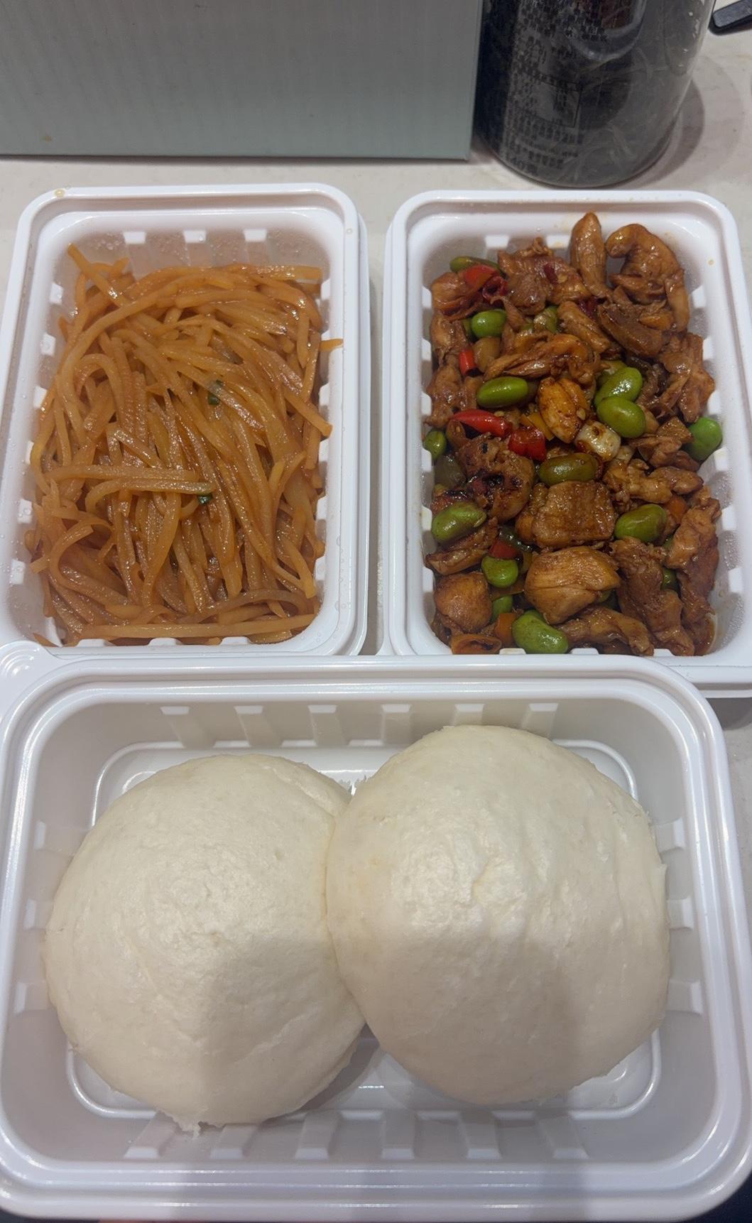 你经常吃外卖还是自己做饭我基本上都是在家自己做饭吃的，因为这几天节日加班没有上班