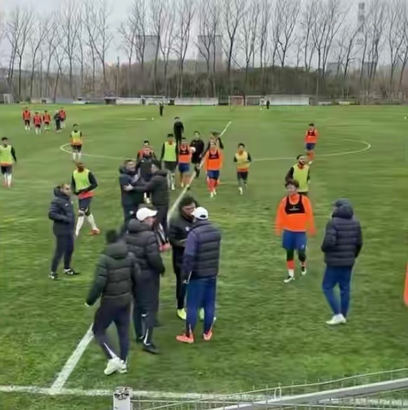 2月24日，山东泰山与青岛海牛在上海进行热身赛。泰山首发以替补球员为主，海牛则派