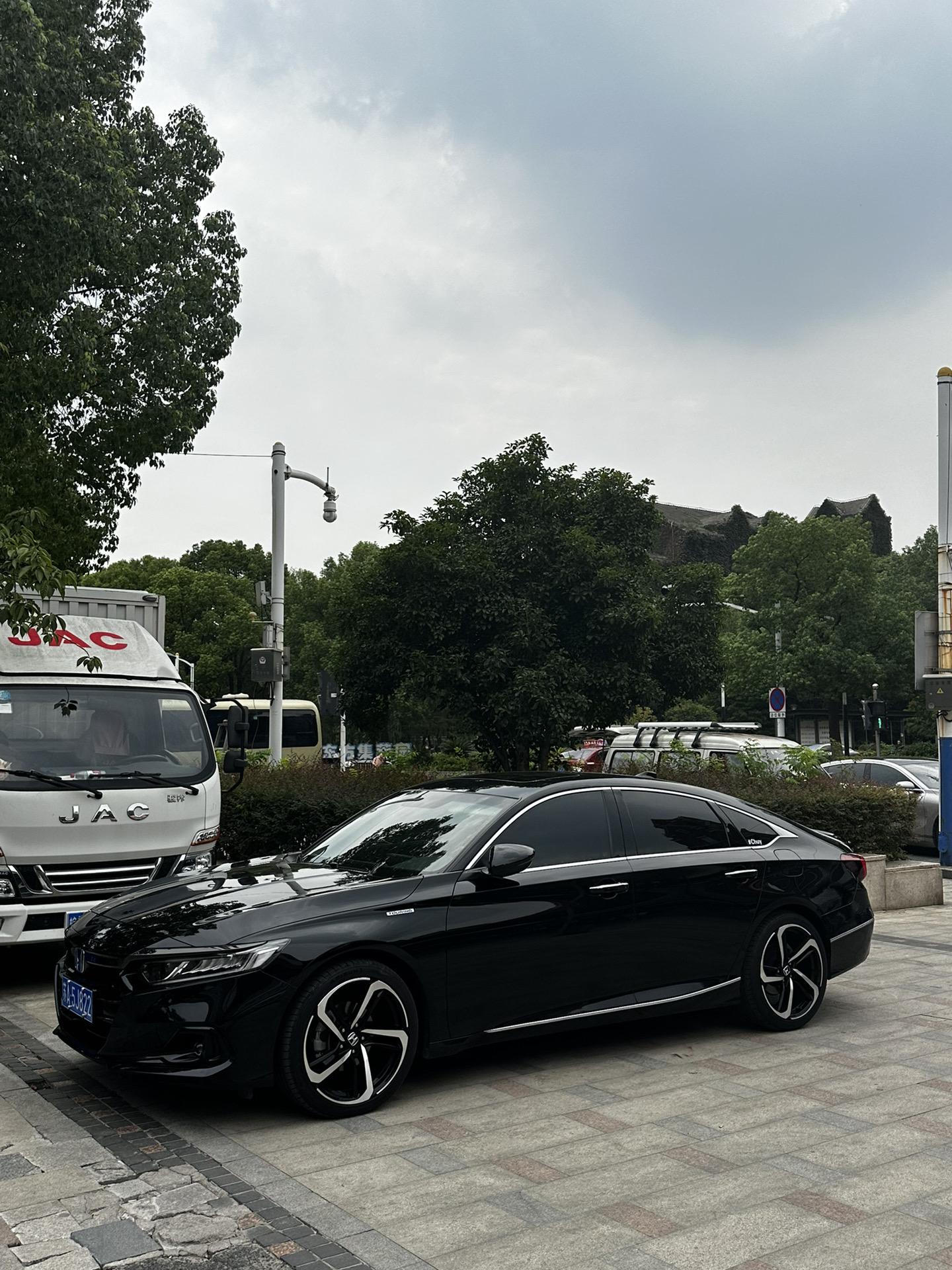 不管停在哪里 黑色雅阁都给人一种成熟稳重的感觉