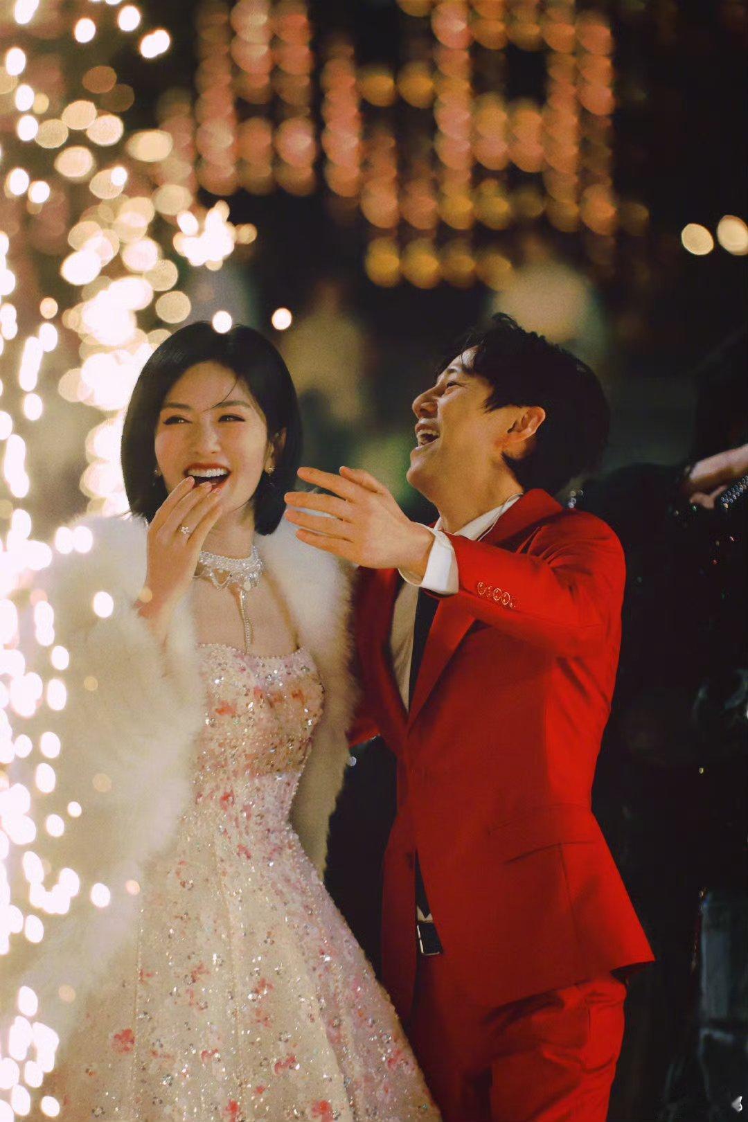 何炅拥抱谢娜零点照片 谢娜发和何炅的合照，最令人羡慕的友谊[赞][赞] 