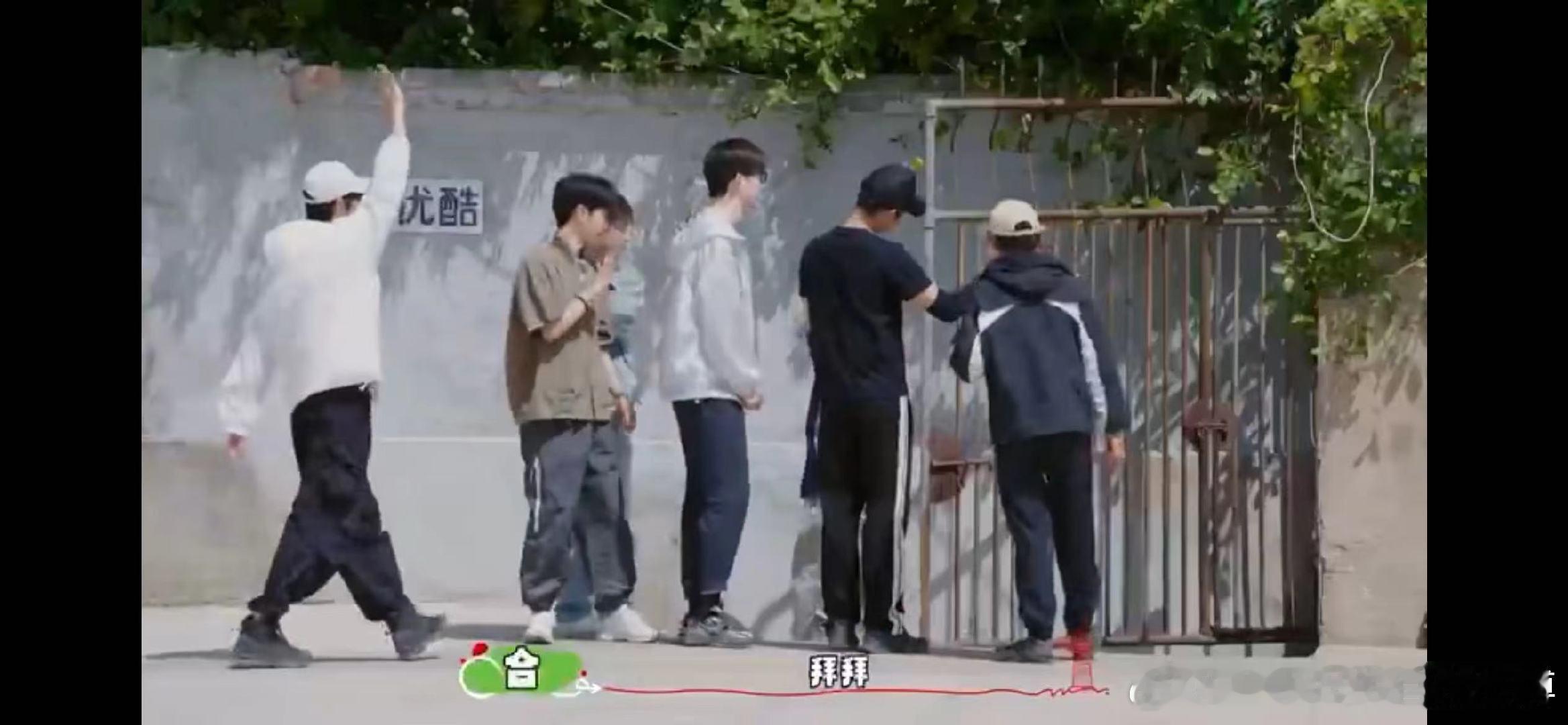 #丁真跟节目组告状#丁真是有点可爱在身上的呀，一脸认真的告状的样子也太可爱了吧，