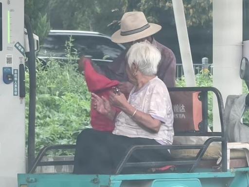 "爱藏在细节里！"山东德州街头突然下起大雨，一位大爷骑着三轮车带着老伴赶路，半路