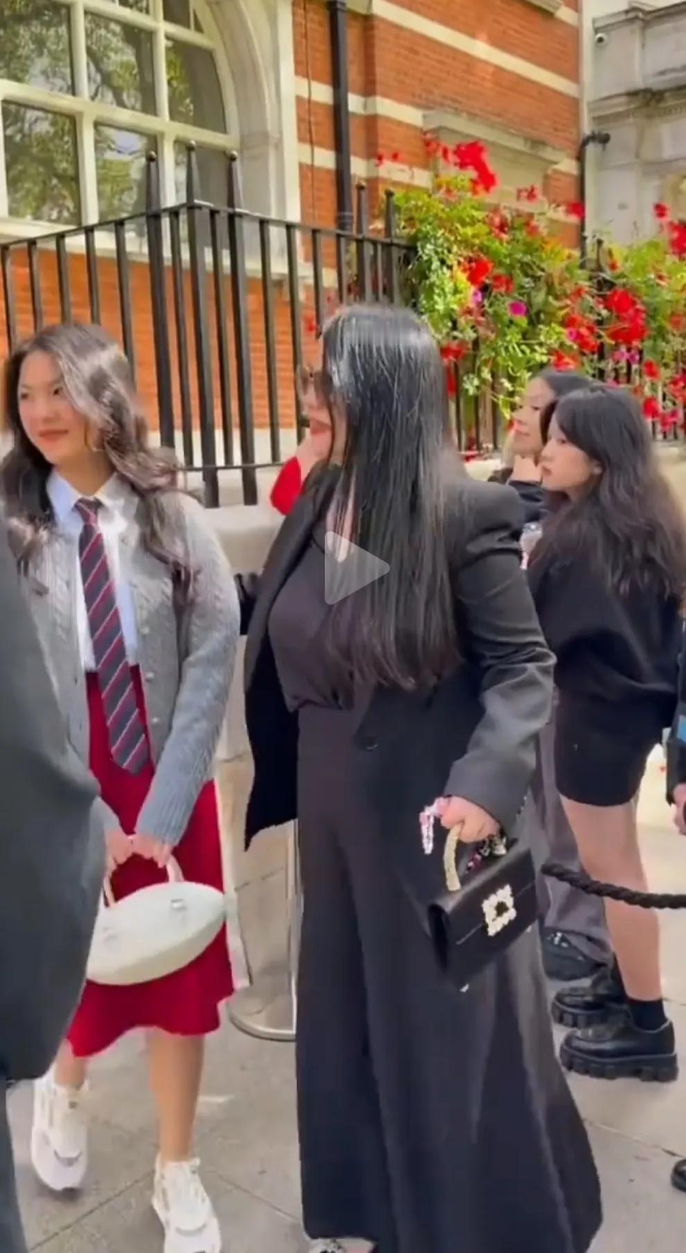 胖人都认为穿黑色衣服显瘦，看看李湘，穿全身黑色衣服显胖，穿亮色的衣服显瘦。
人胖