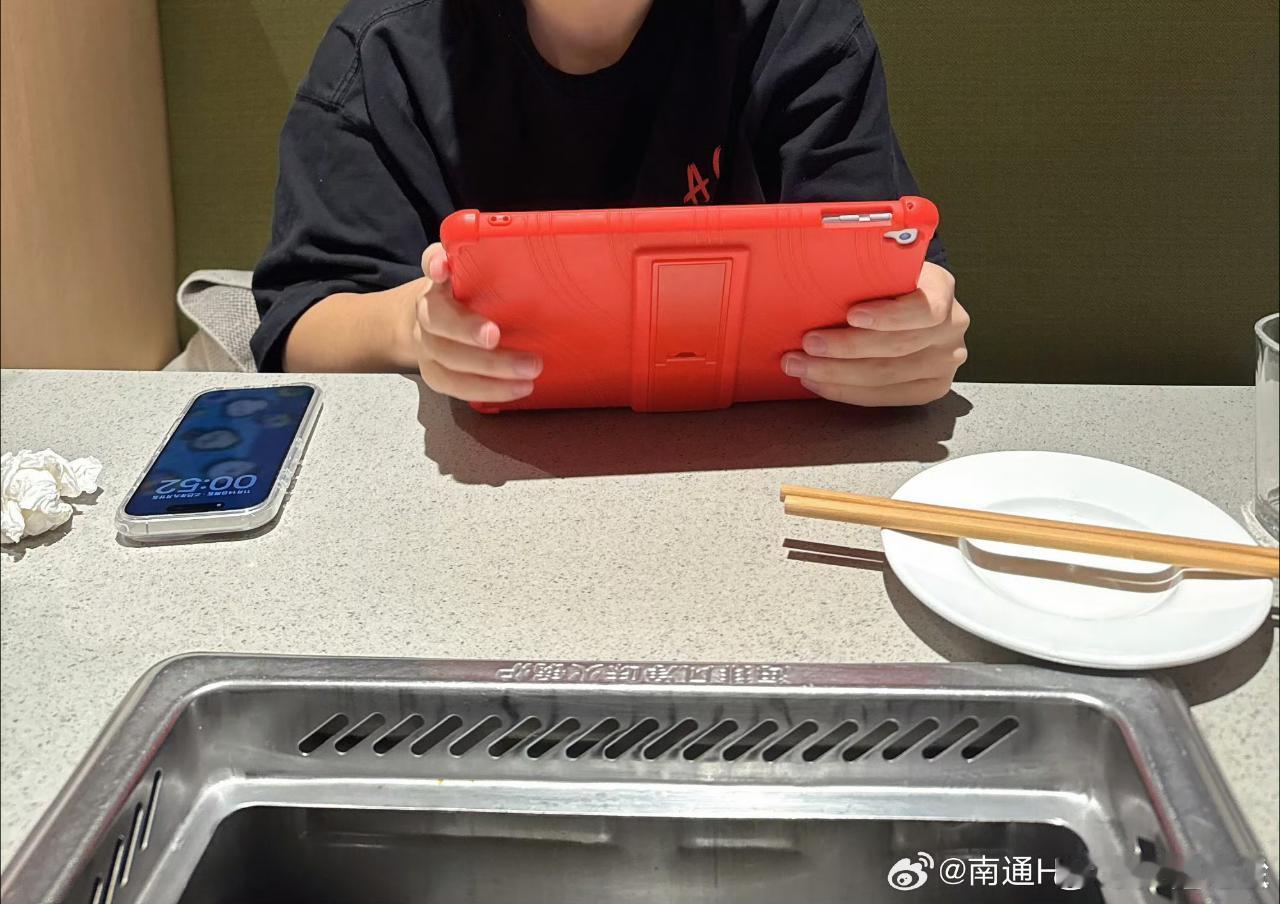 落尘发了一条微博ip在江苏，和一个穿着AG长袖的人一起吃了饭 