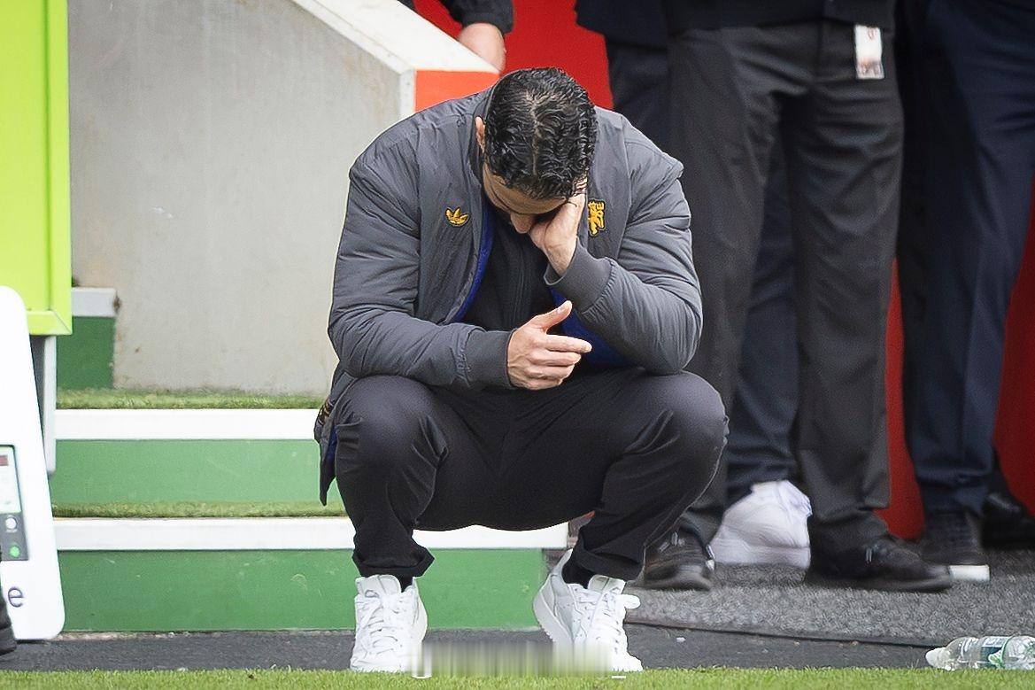 几人亏几人赚？阿莫林执教曼联一年时间，阿莫林在两个转会窗中签下7名球员，花费2.