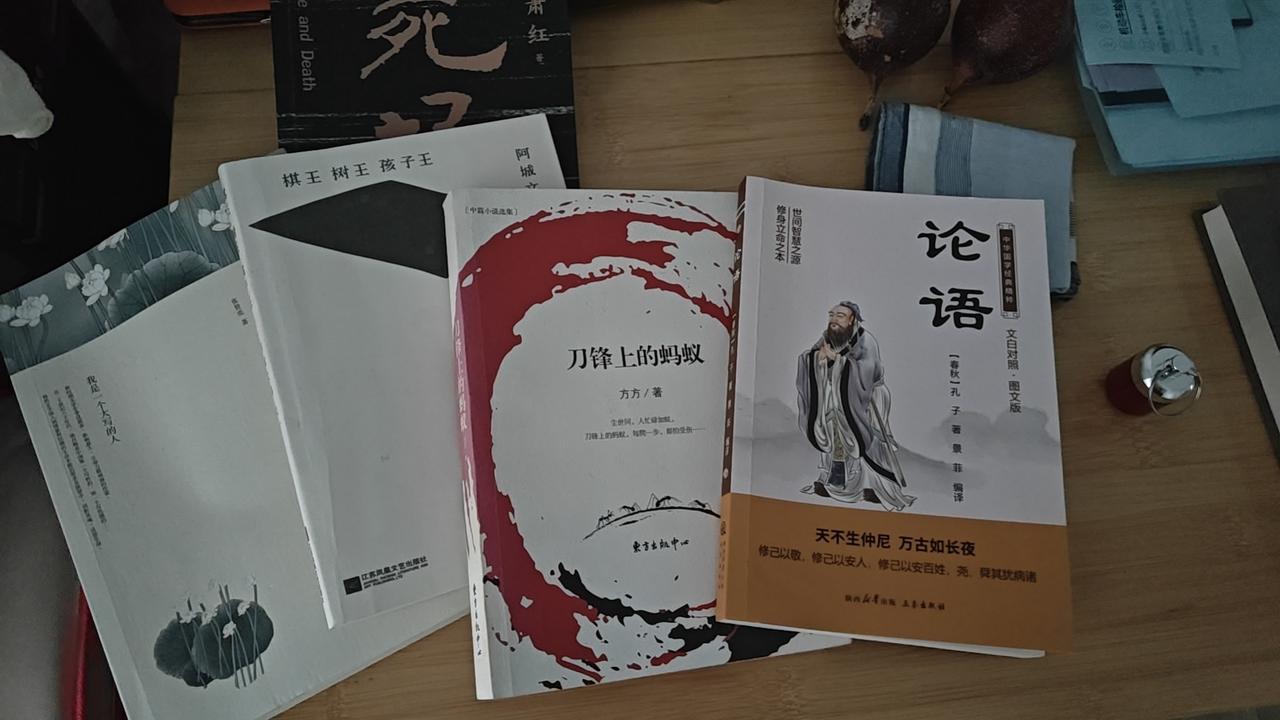 这些书，大多数都是我去年冬天来云南猫冬在网上买的。元人王实普的《西厢记》是我从东
