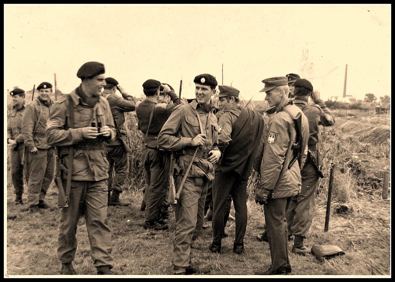 德国境内边境的西德边防部队配备了 G1 7.62 毫米战斗步枪，最右边的那个人则