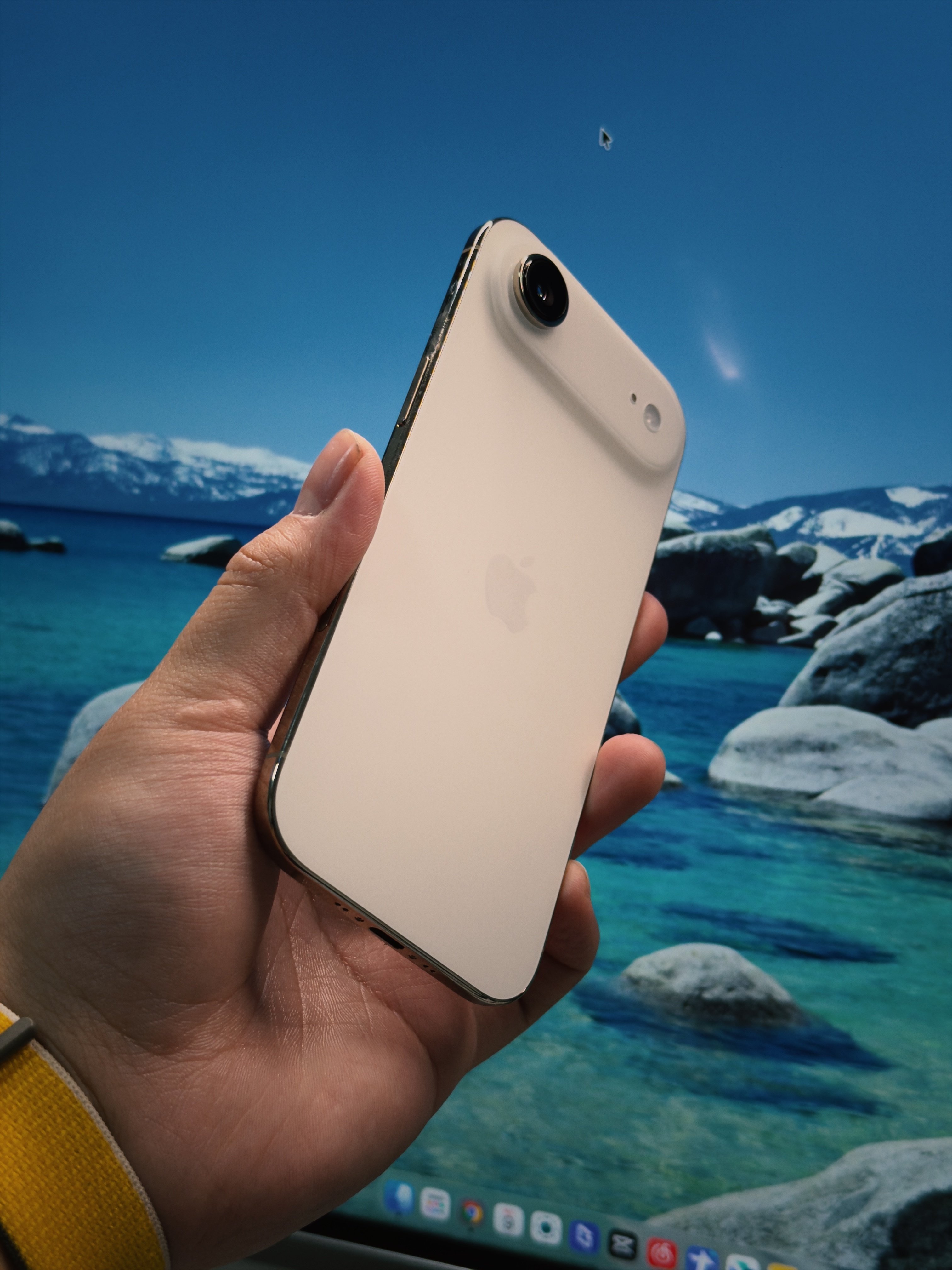 MagSafe确实带动了很多很多第三方的配件，前后也有很多厂商跟进磁吸生态。苹果