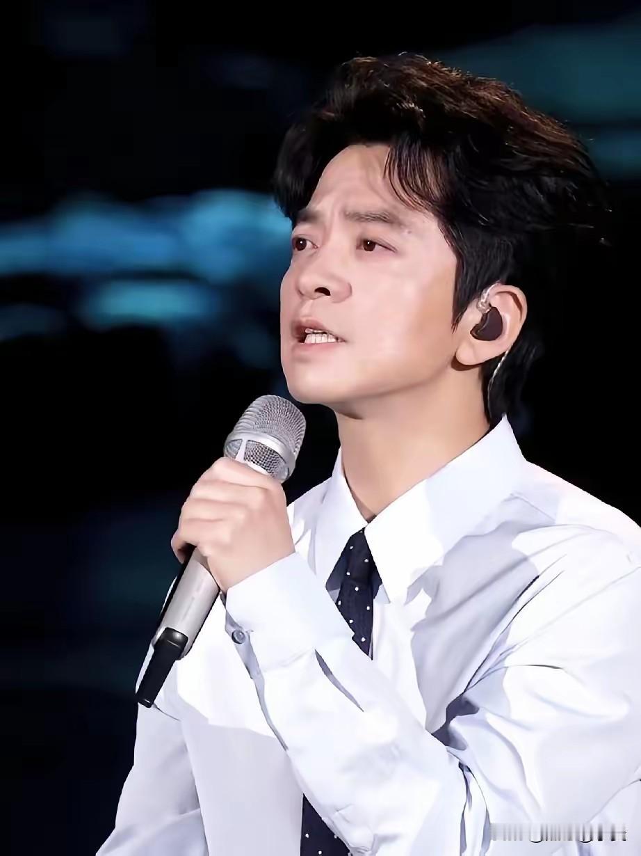 李健说，千万不要学王菲，作为过来人，我还是要提醒一下。不要太像，男的像还好一点，