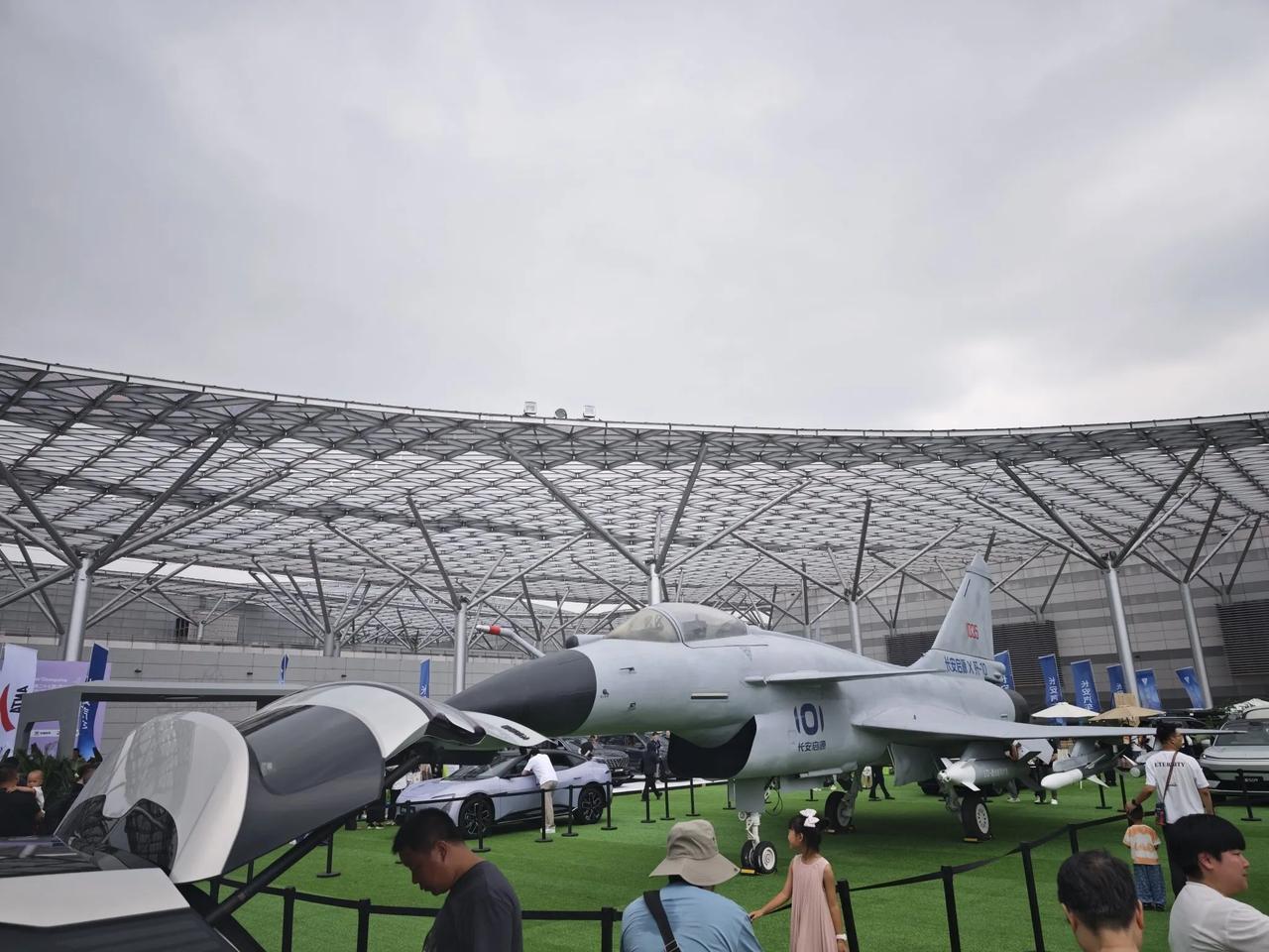 2025重庆车展，长安汽车场内包下了N8展馆，确实有东道主的气势，新央企的手笔就