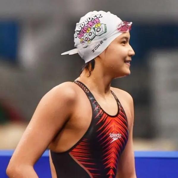 游泳又一美少女，独揽五金
11月1日亚洲青年运动会游泳赛落幕，16岁山东小将孙铭