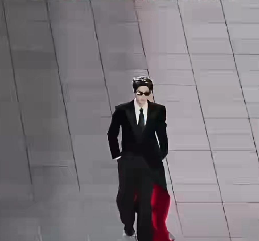 张灵鹤在湖南卫视2026年跨年晚会上，一段40秒的黑大衣红底内衬走秀，含金量还在