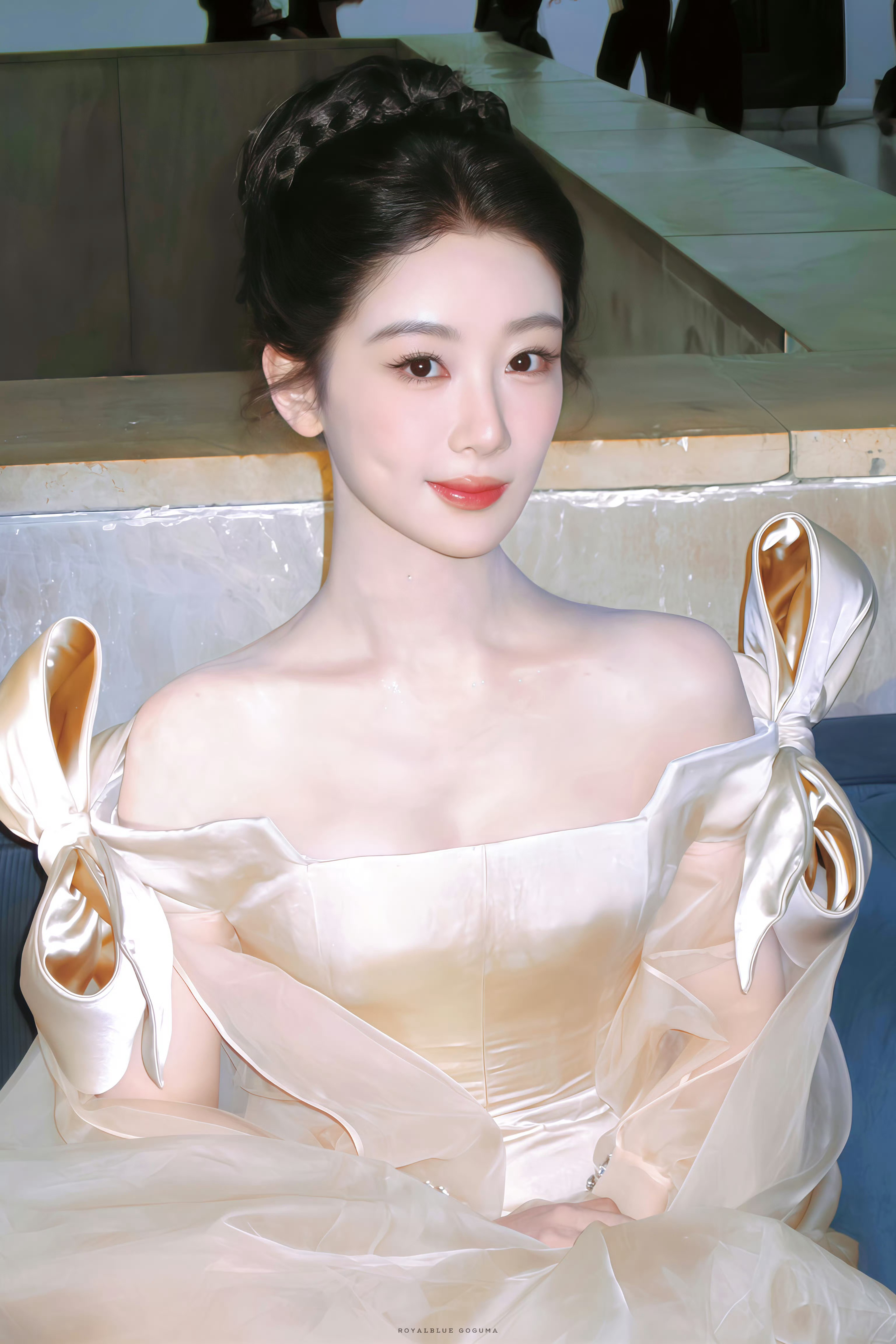 左右好像两个______ 
