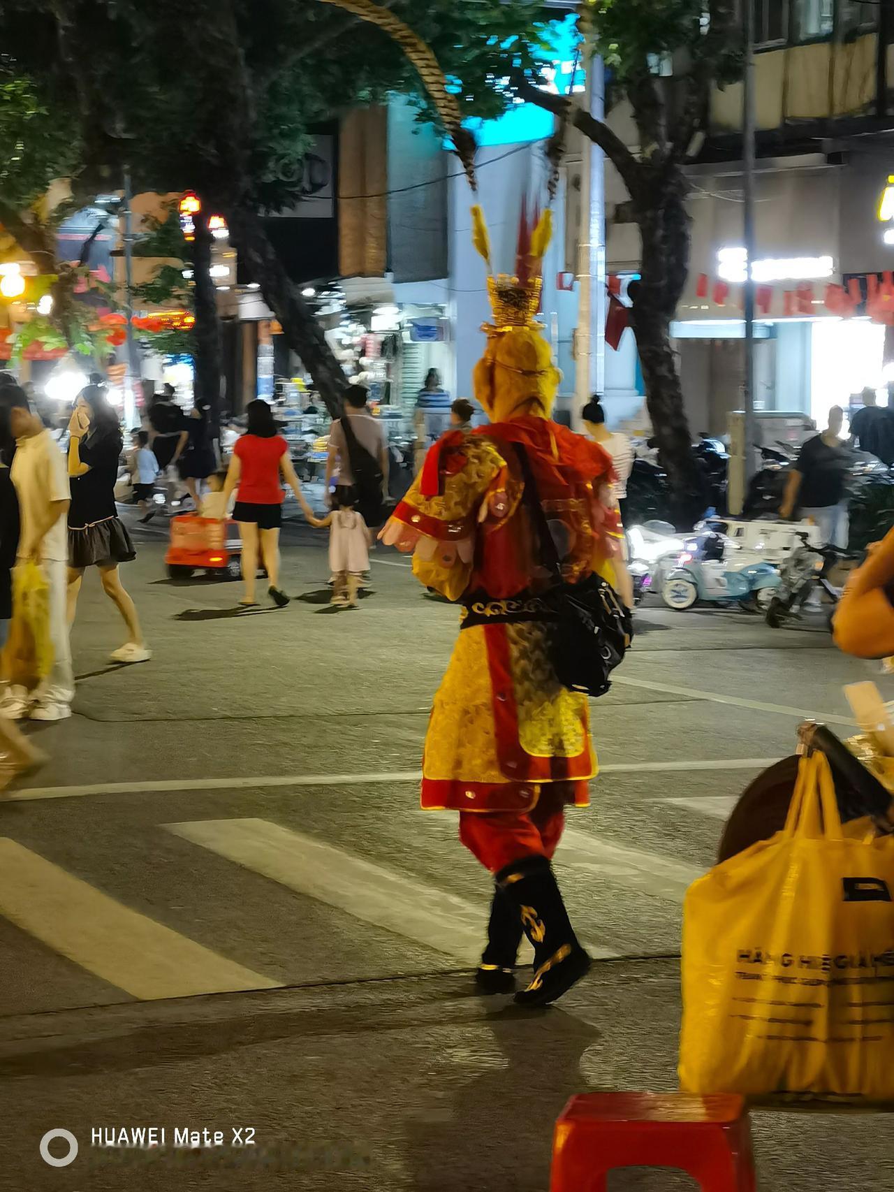 当年如果他们不废除汉字，如今沟通就不会那么困难了，这边大爷挺爱下象棋的，也有大爷