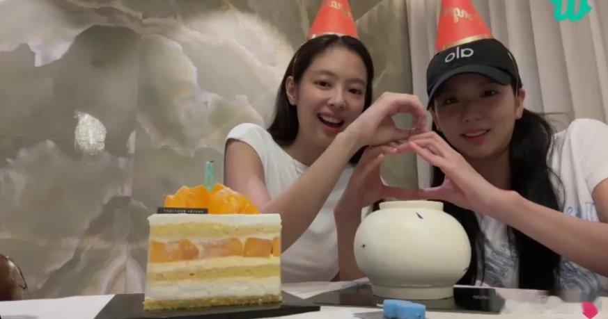 #jennsoo用同一支唇膏#一开始还想，老夫老妻了有什么好躲镜头的，多见外啊！