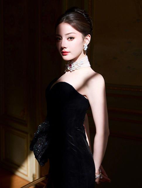 热巴回复郭晓婷 郭晓婷为迪丽热巴新剧打call，迪丽热巴回复：送一个亲亲~这事太