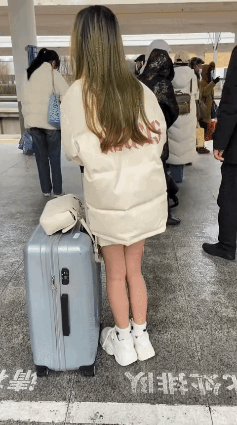 小姐姐是有多看不起冬天啊，看见了吧冻得瑟瑟发抖。