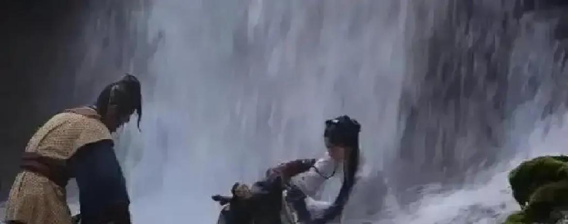 刘亦菲和黄晓明二十年前在九寨沟拍戏遇塌方，他把她护在身子底下，自己腿被石头砸伤，