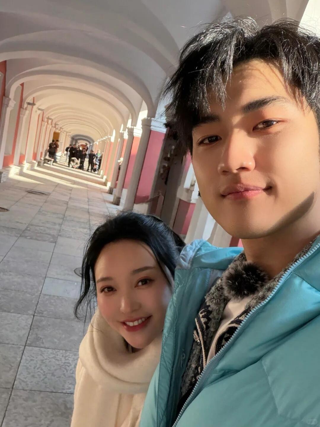 金莎想看孙丞潇去披哥唱跳 别人老婆是贤内助，金莎是“舞台推手”。头身比好、跳起来