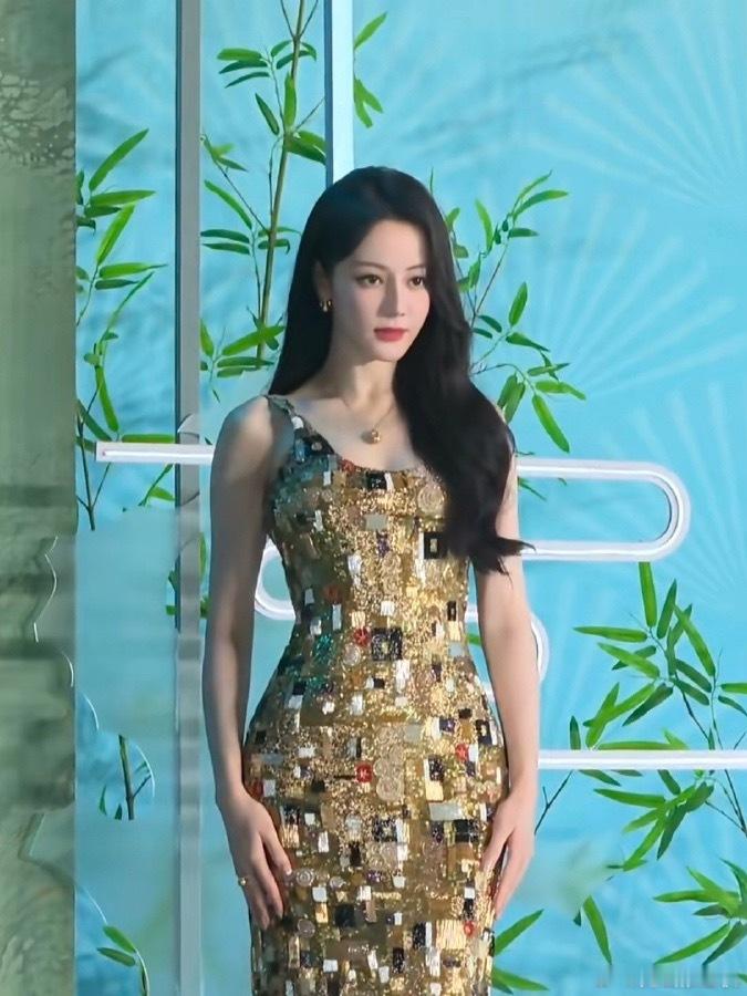 迪丽热巴今日直播金色闪块裙，好美啊[捂嘴哭]我的天 ​​​