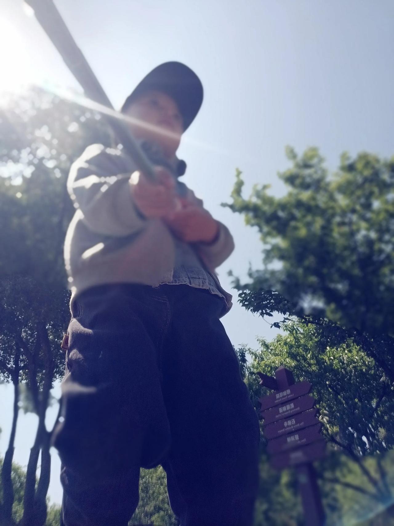 苏州有很多个园林值得游览，它们各具特色，是苏州园林文化的瑰宝。以下是一些必去的园