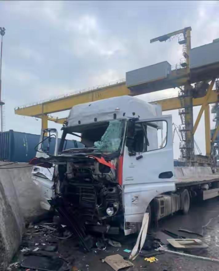 美国没想到，俄罗斯先下手为强，凌晨不宣而战，炸死8名英美军官。
 
这波突袭看着