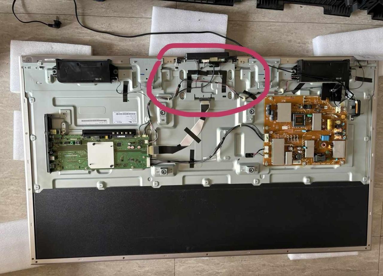 Sony电视出现竖条纹维修方法
拆开外盖找到图1位置打开，用胶布贴住图2位置（具
