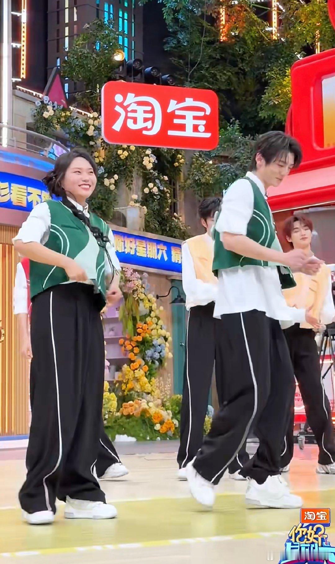 李雪琴赖伟明双人舞年下感拉满 治愈系双人舞来袭！《桃花朵朵开》跳出满满快乐，俩人